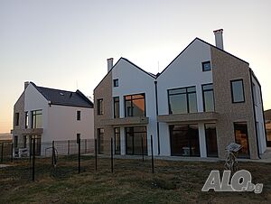 Продават се къщи, вили