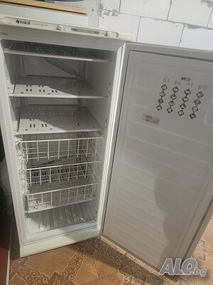 Продавам стар, но отлично работещ фризер Индезит