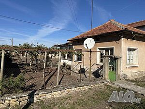 Продава къща в с. Ловец