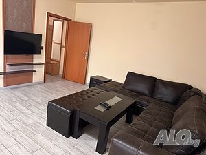 Тристаен апартамент с паркомясто в затворен комплекс с басейн, в к.к. Златни пясъци.
