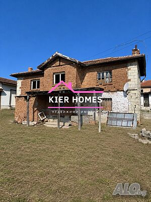 Двуетажна къща с голям двор в центъра на с. Стамболово, обл. Хасково