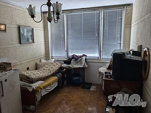 С три южни стаи, в малък блок