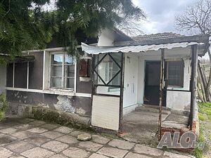 Продавам къща с площ 62 кв/м. и дворно място със кладенец 2090м/кв.