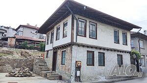 Двуетажна къща в град Елена с двор