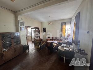 Намалена цена ЕКСКЛУЗИВНО ERA Casa предлага за продажба масивна триетажна къща в идеален център!