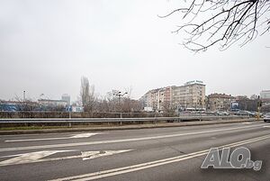 Продава двустаен апартамент до СРС и парка