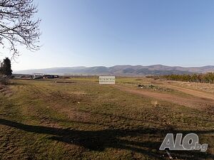 Продава се парцел с голямо лице на Подбалканският път
