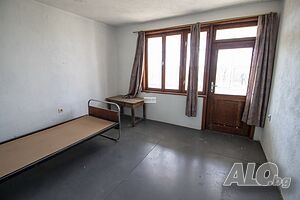 Продава се двуетажна къща с двор в с. Каменово