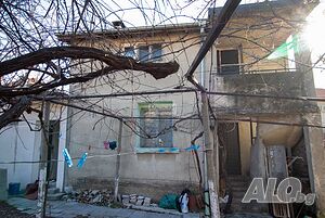 Продава се двуетажна тухлена къща до Новоселски мост