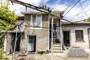 Продава се малка къща с двор в близост до църквата Света Богородица