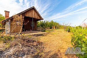 Продава се парцел с малка вила в м. Рамануша
