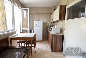 Продава тристаен апартамент на първи етаж до ЖП гарата.