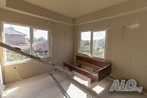 Продава се къща с двор в с. Крушаре