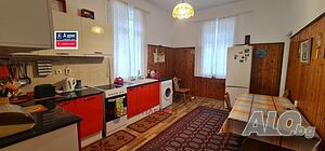 Многостаен апартамент 210 кв.м Тухла 1985 г. 1 етаж Първи жилищен
