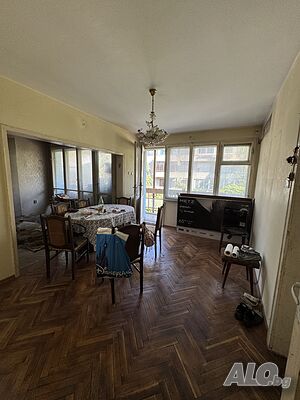 Хуманитарна гимназия, четири стаи, четири сервизни помещения, маза, тухлена сграда.
