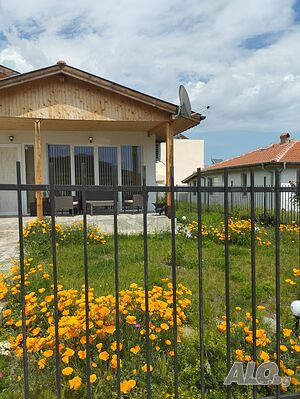 Къща с голям двор, веранда и прекрасна гледка в Каблешково