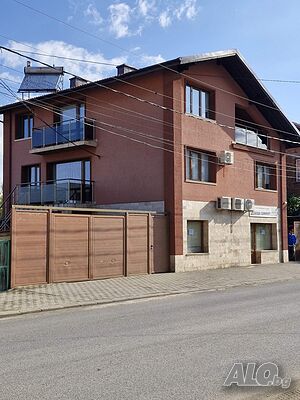 Продавам 3 етажна къща и дворно място с гараж в центъра на град Сапарева баня