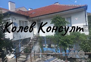 Продавам триетажна къща близнак гр. Момчилград