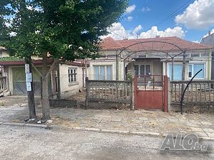Продавам къща в район Казармите