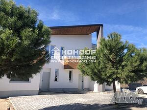 Двуетажна къща+двор - Широк Център-Запад
