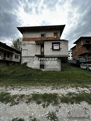 Самостоятелна къща - дворно място 400 кв. м
