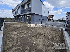 Къща с двор и паркоместа