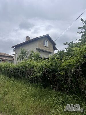 Къща на село с двор