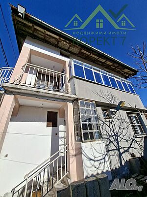 Продава многофункционален имот в Бургас, кв. Победа- къща, магазин, два гаража и двор