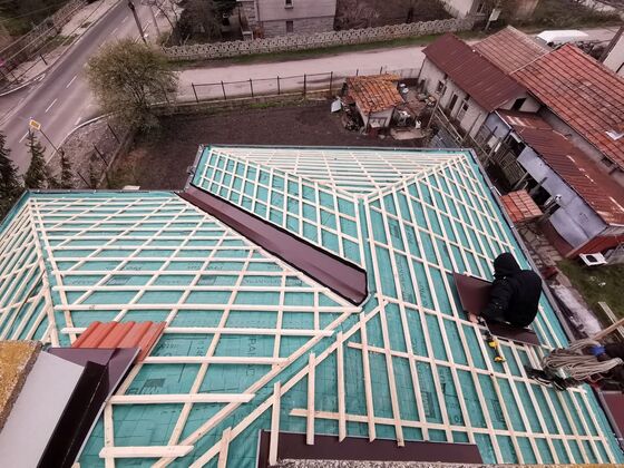 Ремонт на покриви изграждане на дървени навеси