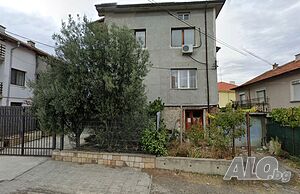 Два етажа от къща с гараж в село Белащица