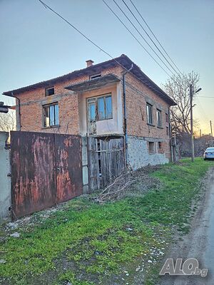 Къща с двор в село Брестник