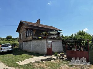 Голяма двуетажна къща в с. Камен | на 50 км. от В. Търново