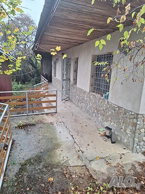 Парцел със сграда във вилната зона на с. Кошарица