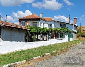 Подържан имот с излаз на две улици 2 имота в 1 със жилищни пристройки и складови помещения