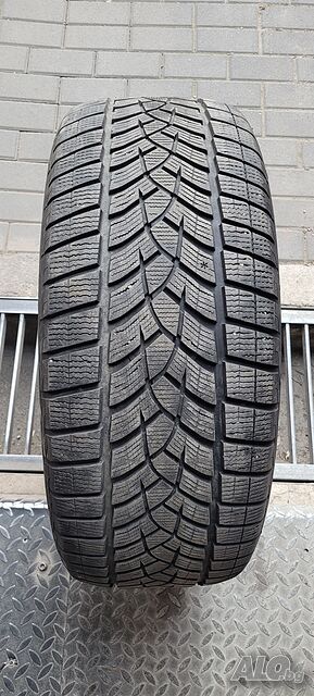 275 50 20 Good Year UltraGrip 1бр. Гума Зимна