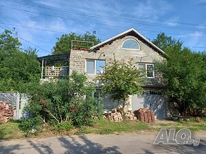 Продавам си къщата