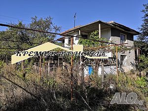 Продава къща