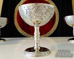 Посребрена медна чаша за вино, бокал, лози, грозде.