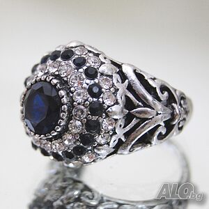 Пръстен от серия *Бижута ретро стил* със сини кристали