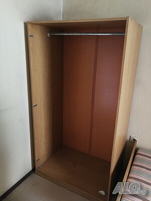 Двукрилен гардероб от ПДЧ в светъл дървесен фурнир
