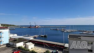 Отличен и слънчев с фронтална морска панорама