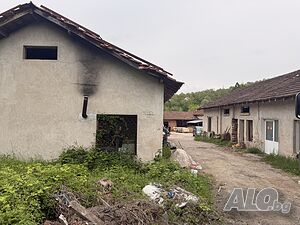 Две едноетажни масивни промишлени сгради - с. Стоките, община Севлиево
