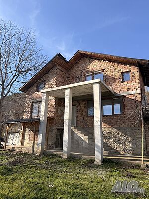 Масивна двуетажна къща с двор 950 кв.м, панорамна гледка в с. Кормянско