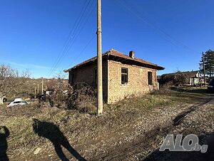 КЪЩА с ДВОР в село Владислав, община Стражица, ток, вода, кладенец, граничи с път, близо до трафопос..