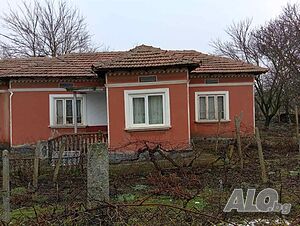 Продава къща