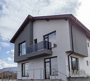 Нова, двуетажна къща в Брестник
