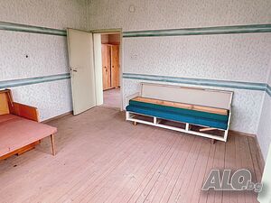 Двуетажна масивна къща в центъра