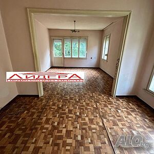 Етаж от къща в централната част на гр. Асеновград, гараж