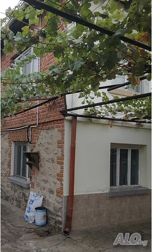 Двуетажна тухлена къща, облагороден двор, допълнителна постройка-с. Караджово