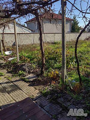 Къща с гараж на асфалтирана улица